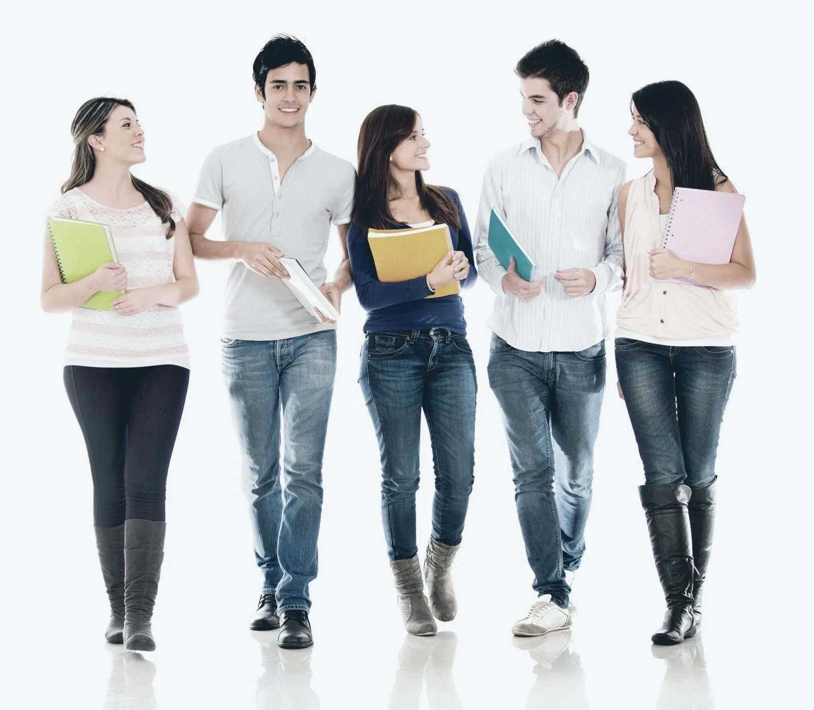 Groupe d'étudiants marchant ensemble
