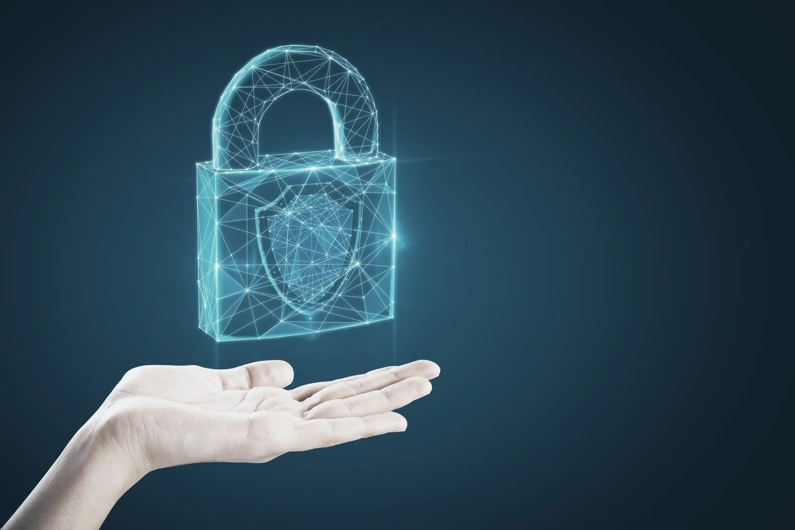 Cadenas numérique au-dessus d'une main